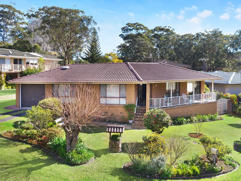 Original cottage only a stones throw to the beach and lagoon