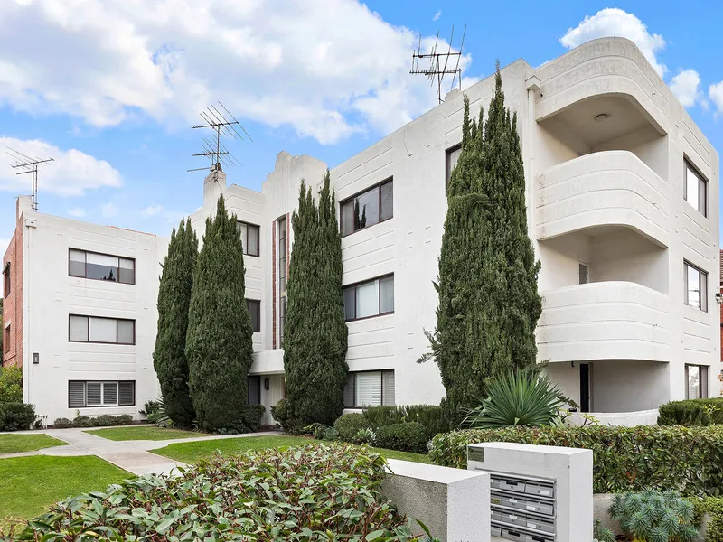 Renovated 2-bedroom art deco with lock up garage