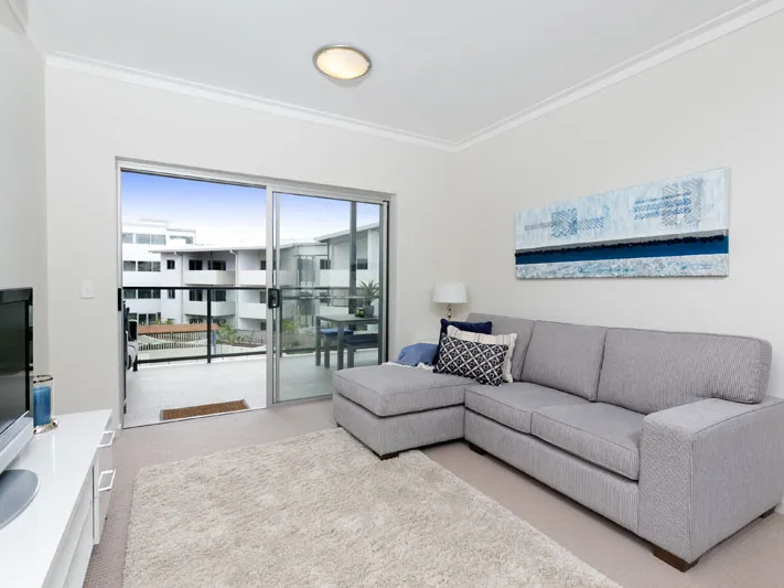 Large 2 Bedroom Apartment overlooking Pool!