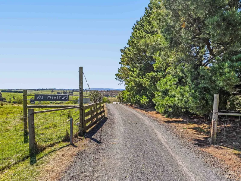 Spectacular Acreage Retreat Situated Along The Werribee River With A Stunning Family Home!
