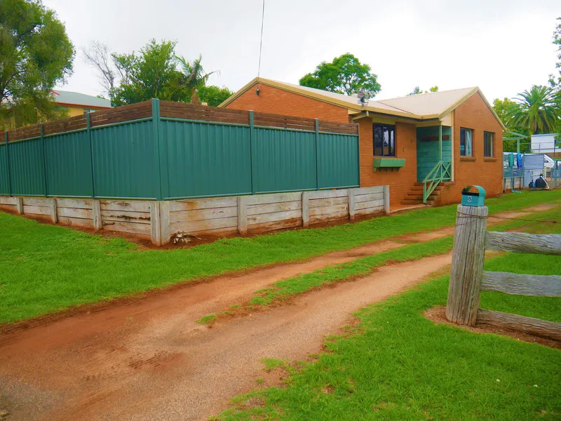 Tidy brick home on big block!