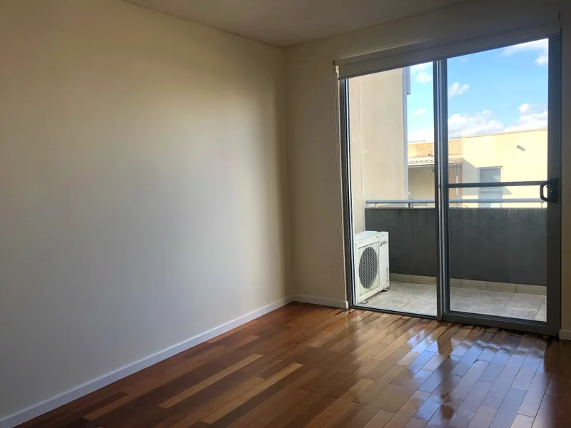 Spacious Light-filled Apartment Close to Monash University