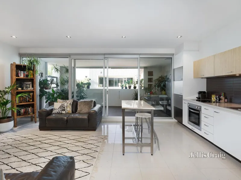 Expansive urban oasis with alfresco entertaining