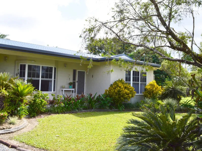 Modern Large Family Home on Small Acreage in Quiet Cul-de-Sac