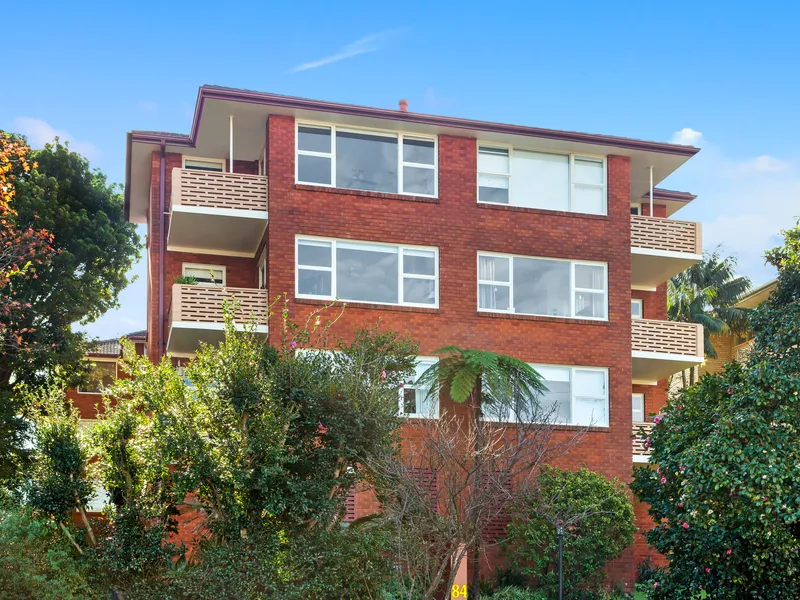 FRESH AS A SPRING DAISY - XTRA SPACIOUS PLUS LOCK-UP GARAGE!