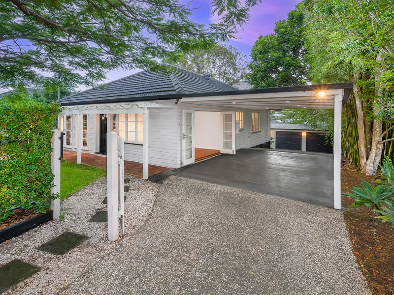 1950s Cottage in a Highly Coveted Position !