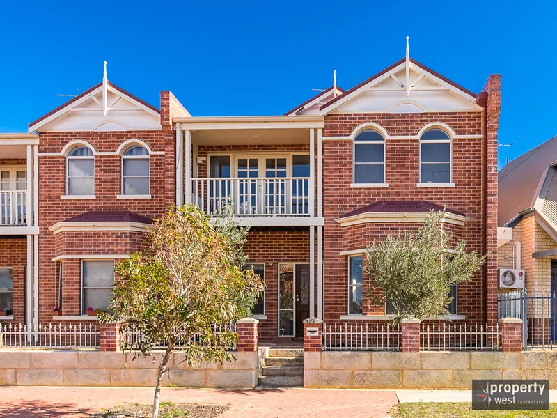 SUPERB TOWNHOUSE IN A GREAT LOCATION!