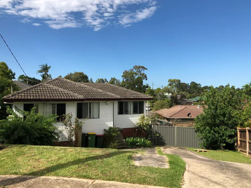 Spacious 3 bedroom with new carpet family house