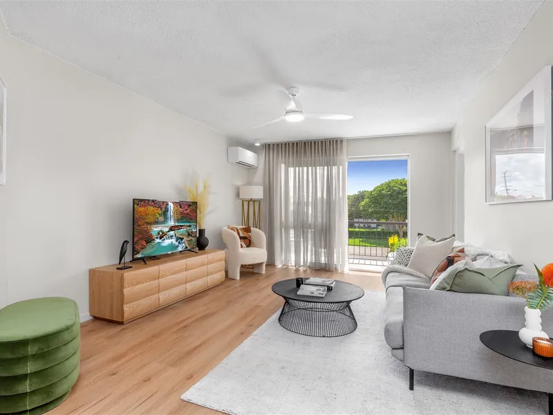 Palm Springs-inspired living with spacious private courtyard