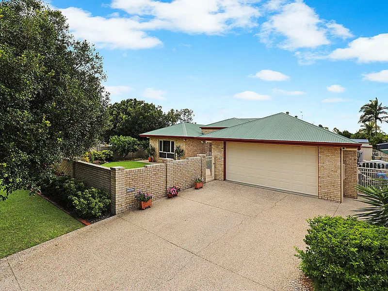 Expansive Family Living !!