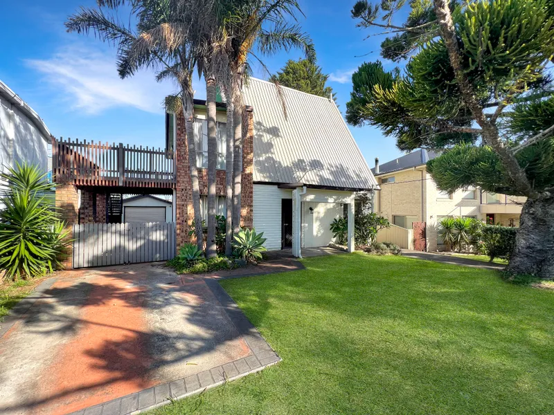 Coastal Living - Walk to the Beach!