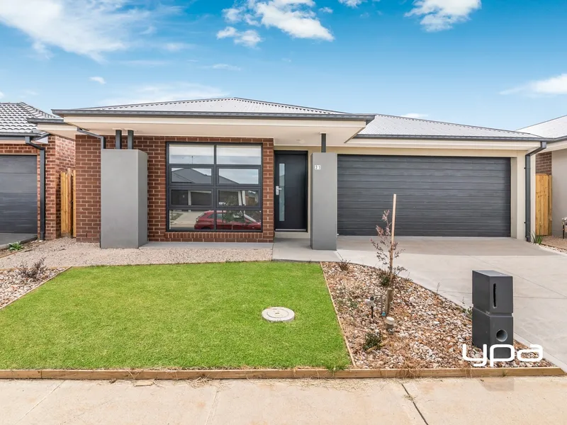 Brand new, location & parkland, what more can you want !