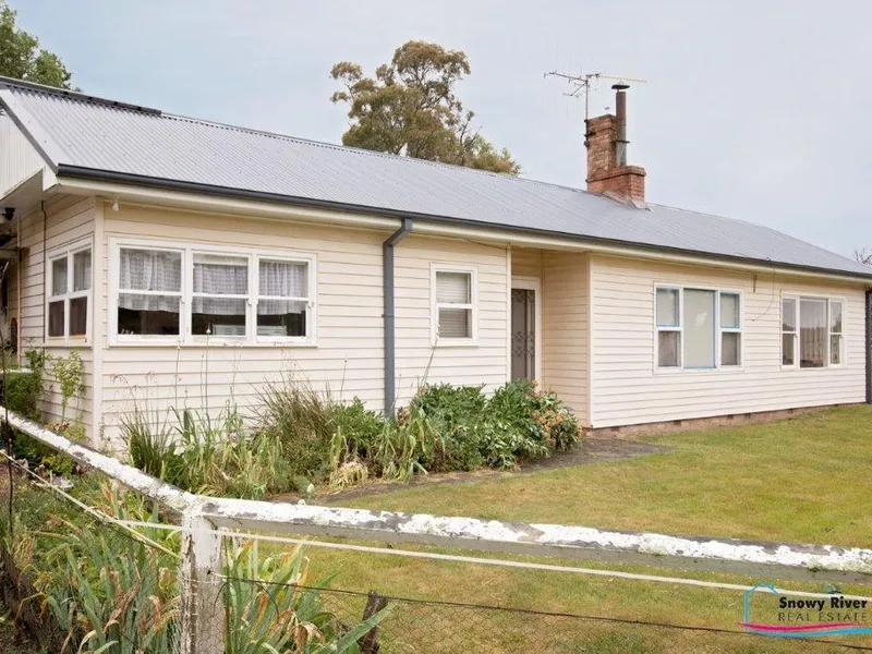 Pasture improved 20 acres with two residences and ample sheds