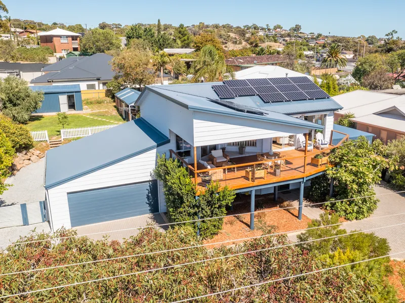 BRILLIANT BEACH HOUSE ON A MASSIVE 1213SQM WITH MILLION DOLLAR VIEWS