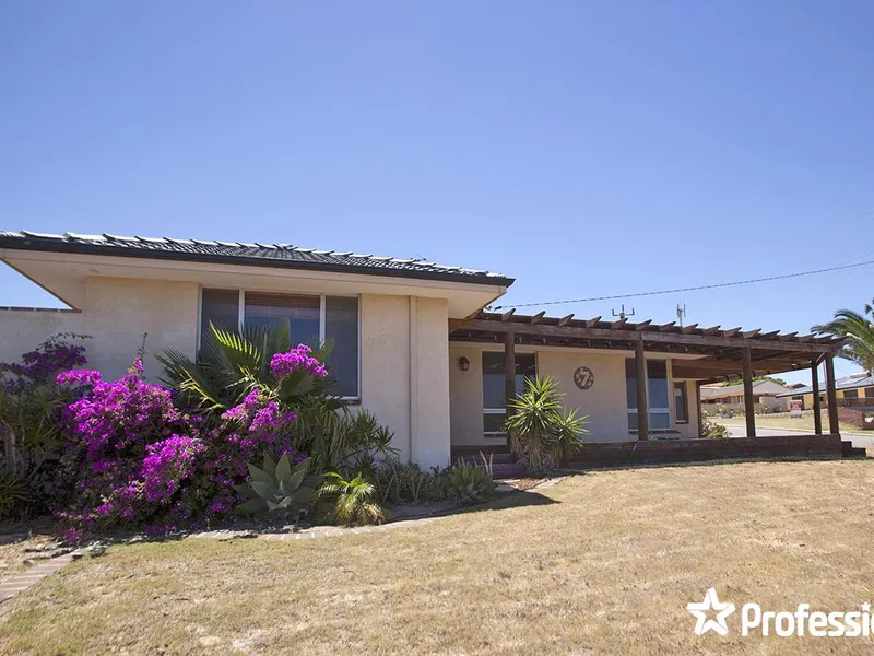 FRONT DECKING WITH VIEWS FROM THE OCEAN