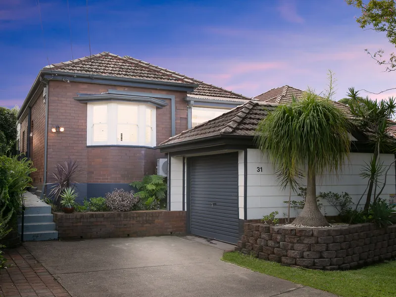 This one ticks all the boxes, high side, full brick, north to rear, ready to move in!