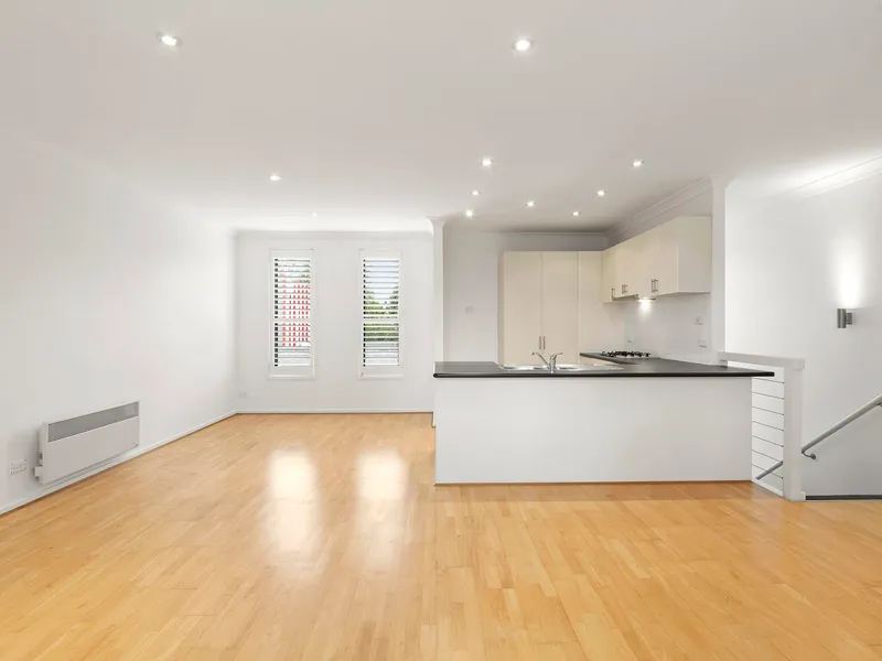 Spacious, Modern & Walk to Train Station & Shops