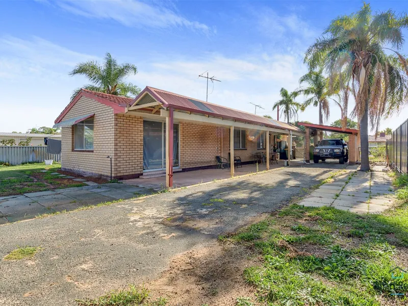 3 x 1 family home in prime Mandurah location - walk to the beach!