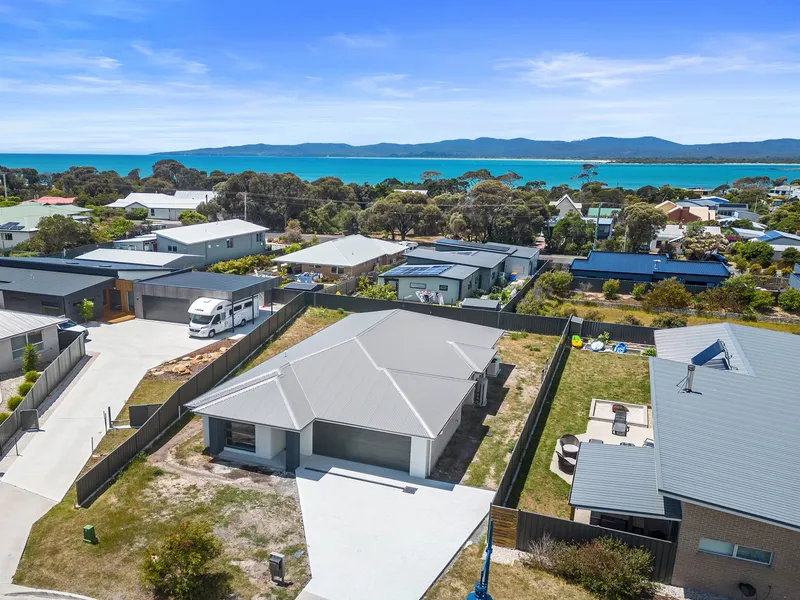 BRAND NEW, CONTEMPORARY RESIDENCE IN STUNNING HAWLEY BEACH