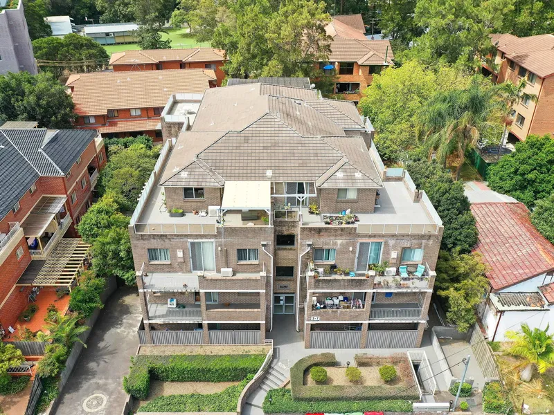 Entire apartment block - solid returns and enormous development potential 