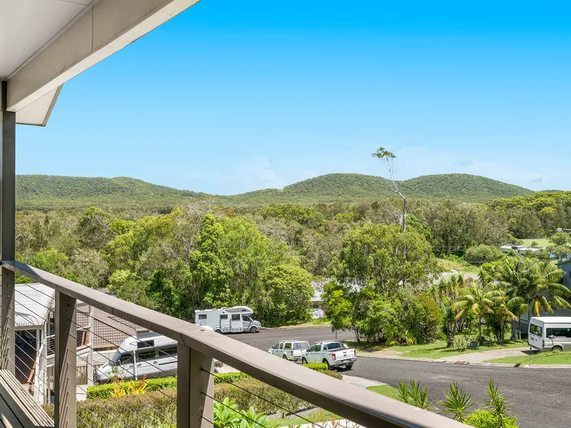 Multi Level & Functional Crescent Head Adode!