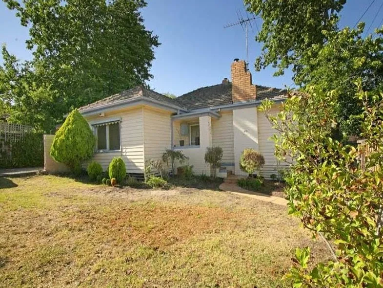 Spacious family living in a super-convenient location!