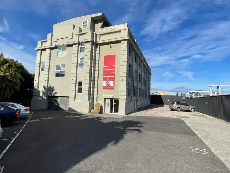 FRESHLY PAINTED/ NEW FLOORING 3 BEDROOM+STUDY TOWNHOUSE STYLE APARTMENT