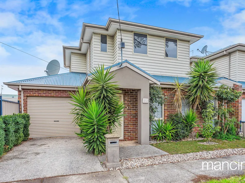 Superb Open Plan Living in Perfect Altona Location!