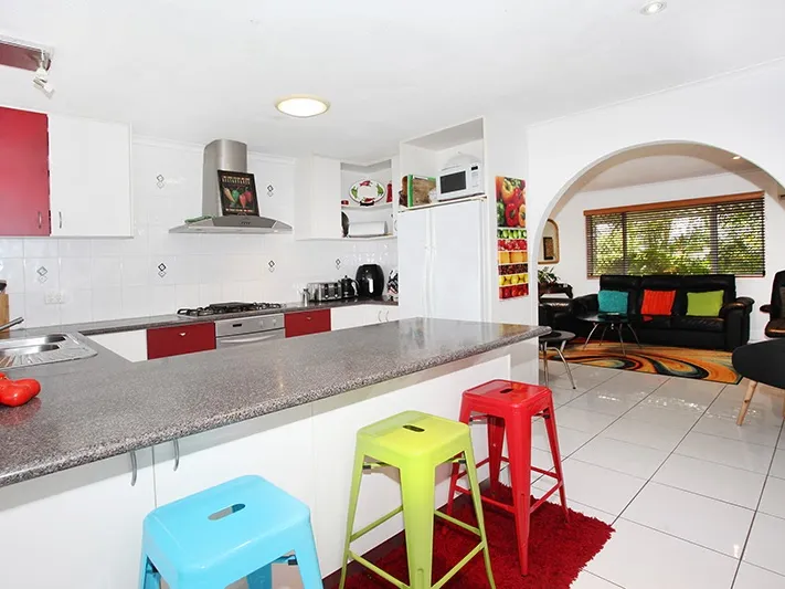 Convenient location – Close to shops & beach