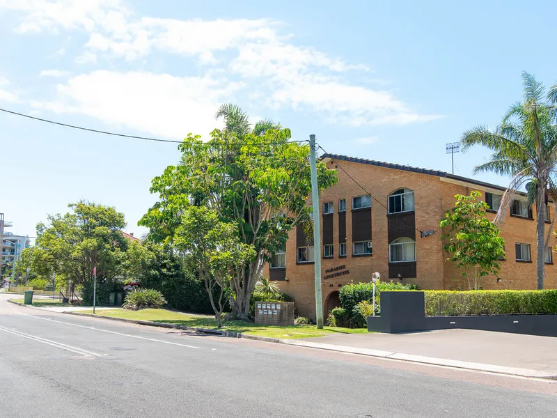 STONES THROW TO THE OCEAN BATHS, RESTAURANTS, CAFE'S