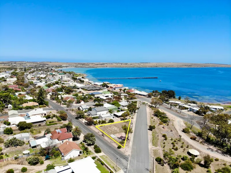 CENTRALLY LOCATED CORNER ALLOTMENT OF 793m2 (APPROX) WITH BAY VIEWS