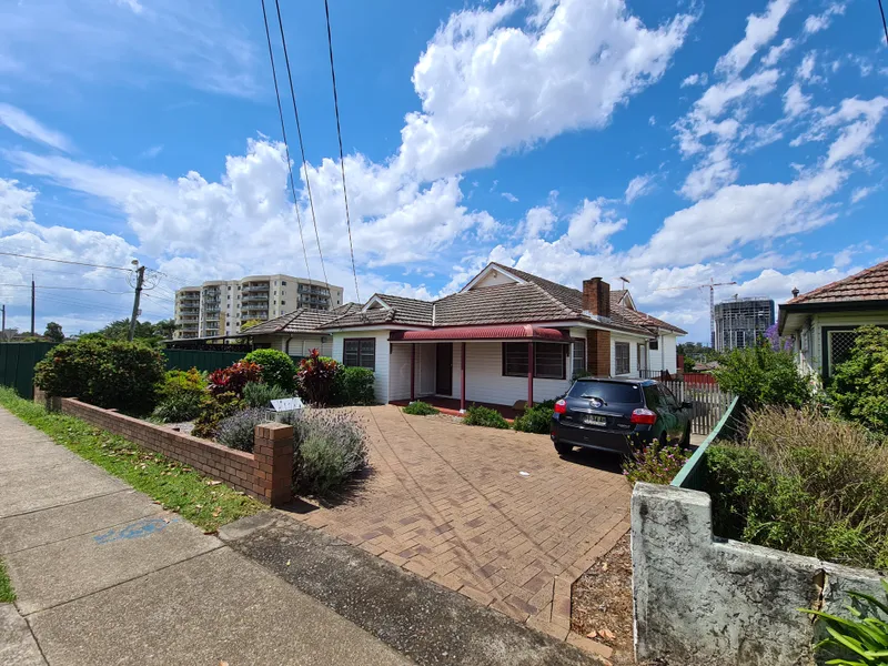 5 BEDROOMS HOME, FLOORBOARDS, 2 BATHROOMS, 3 TOILETS, POOL & MULTIPLE CAR SPACES!!