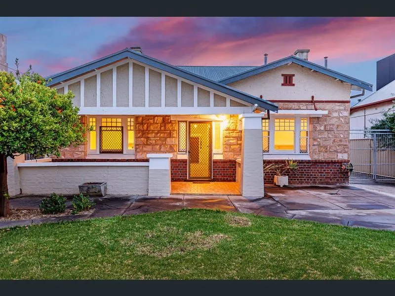 A charming 3 Bedrooms symmetrical stone front home, with large formal lounge and eat in Kitchen