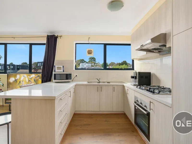 Light & Bright Boutique Living with Two Car Parks!