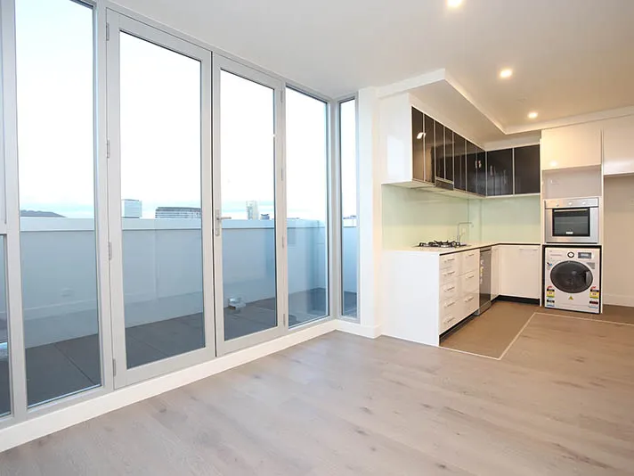 Near new top floor city pad
