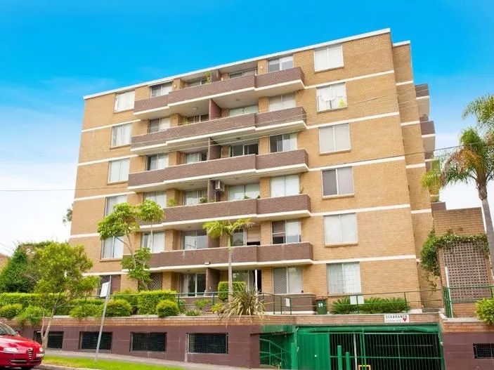 STUDIO WITH PARKING IN HEART OF NEWTOWN!!