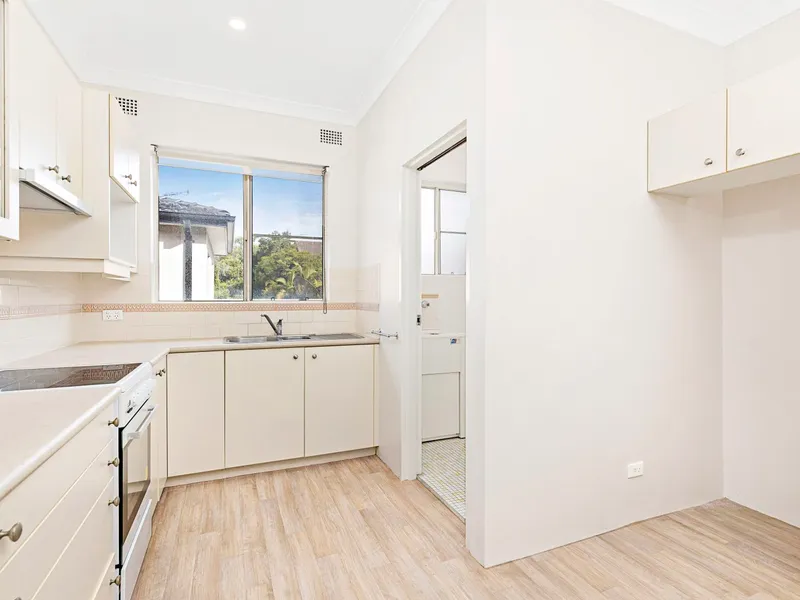 Modern & Spacious Unit - Excellent Location!