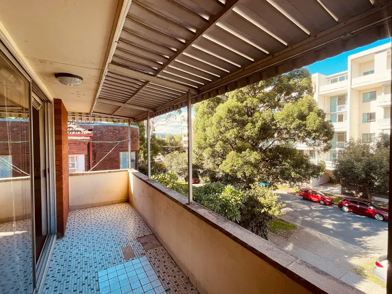 Top Floor + Great Location + Lock up Garage