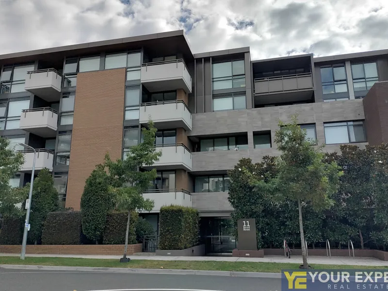 Spoil Yourself with this Fully Furnished 2/2/1 apartment at Prime Caulfield Heath Location!