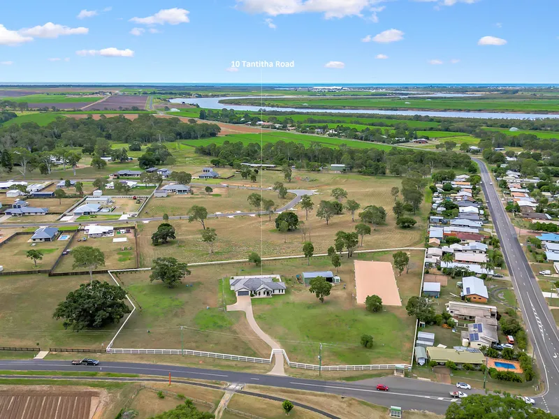 ELEGANTE & EXPANSIVE EQUESTRIAN LIFESTYLE WITH CITY CONVENIENCE!