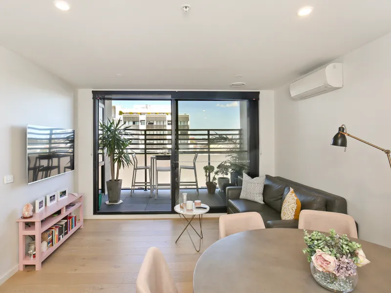 MODERN LIGHT FILLED APARTMENT WITH CITY VIEWS.......
