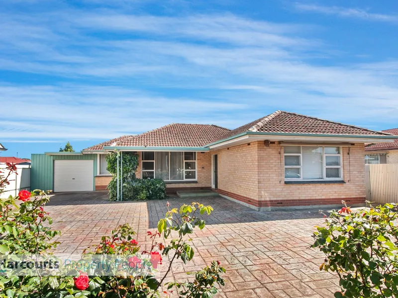 Circa 1950's! Solid brick throughout! Large allotment 780m2