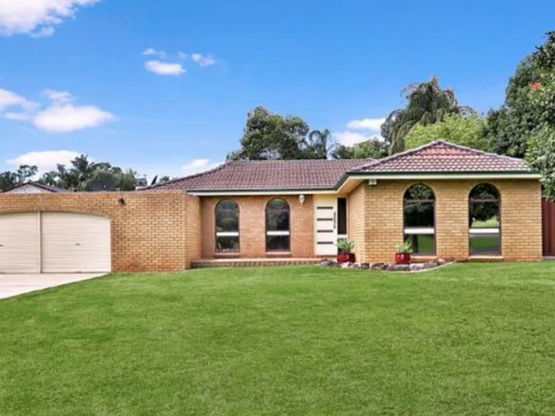 LARGE THREE BEDROOM HOUSE WITH AIR CONDITIONER AND SWIMMING POOL