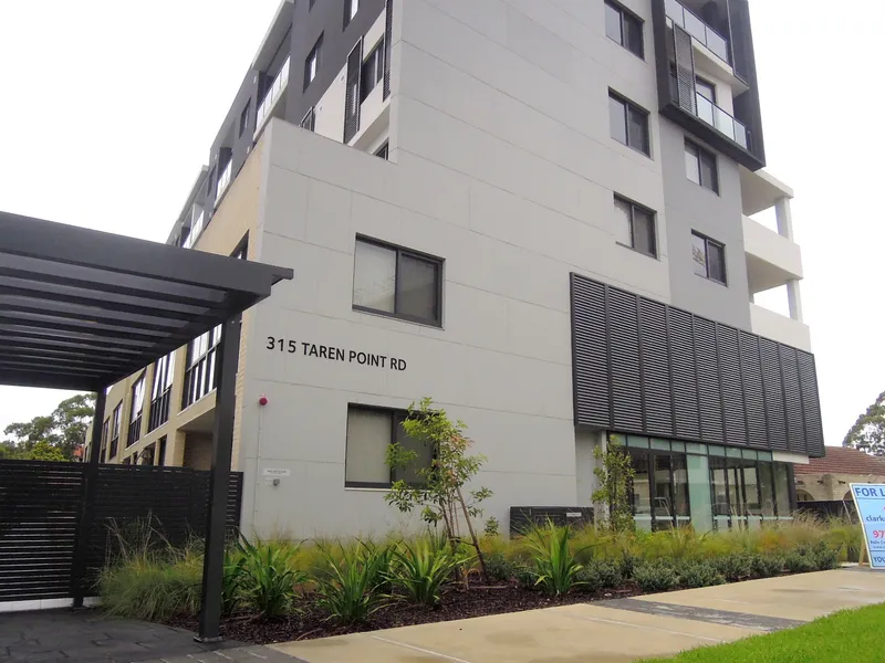 MODERN AND SUNNY ONE BEDROOM APARTMENT