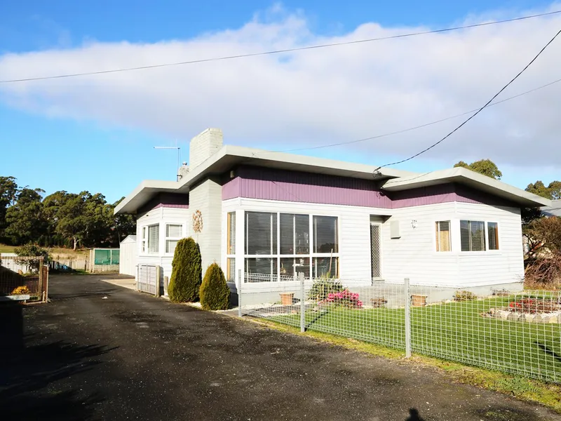 Neatly Presented Home would suit Semi Retiree.