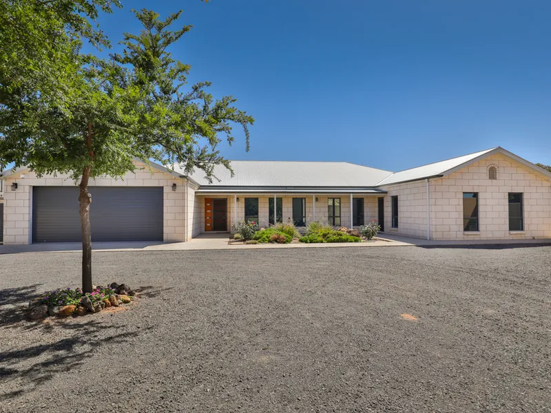 EXECUTIVE RIVERFRONT LIFESTYLE