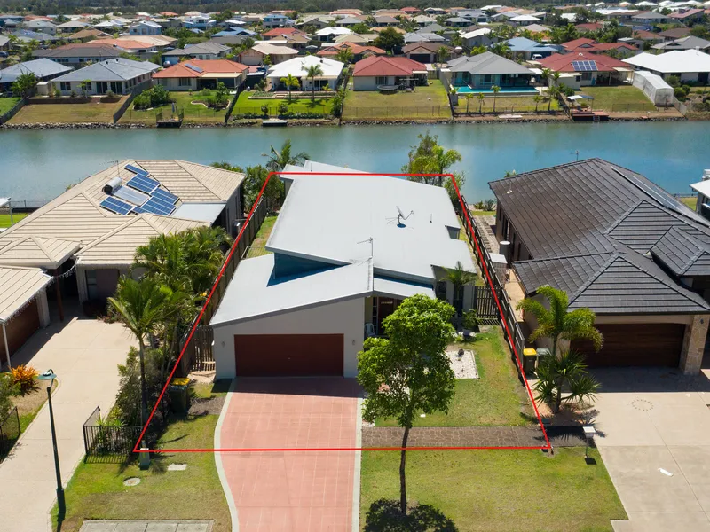 AWARD WINNING LAKESIDE LIFESTYLE