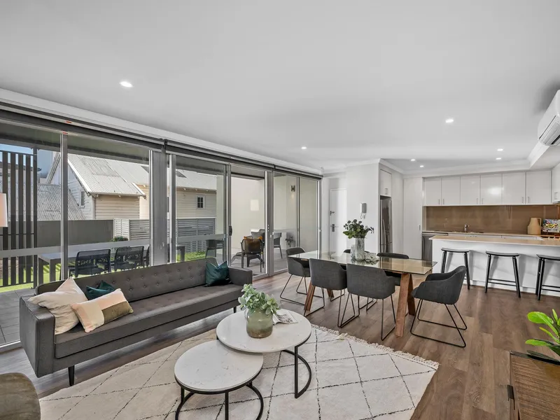Modern, Spacious Apartment with HUGE Courtyard