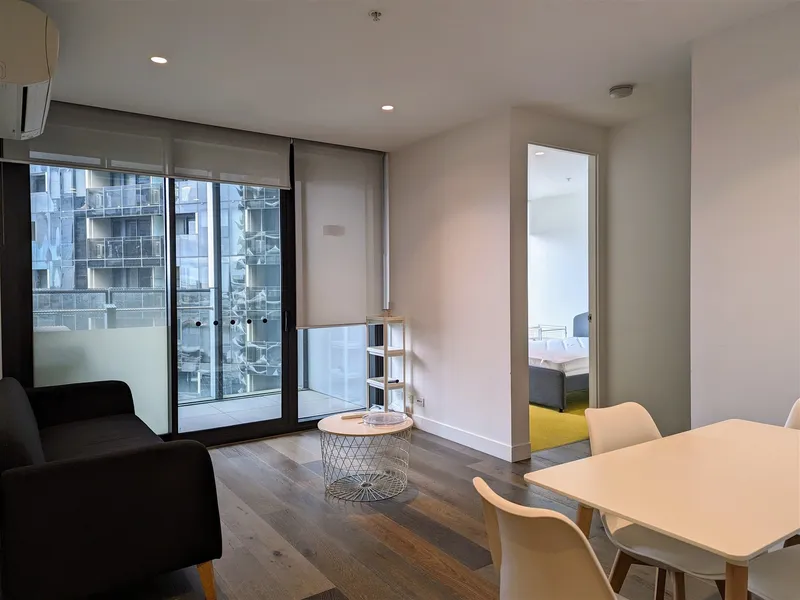 New Furnished 1 Bedroom Docklands Apartment with Parking