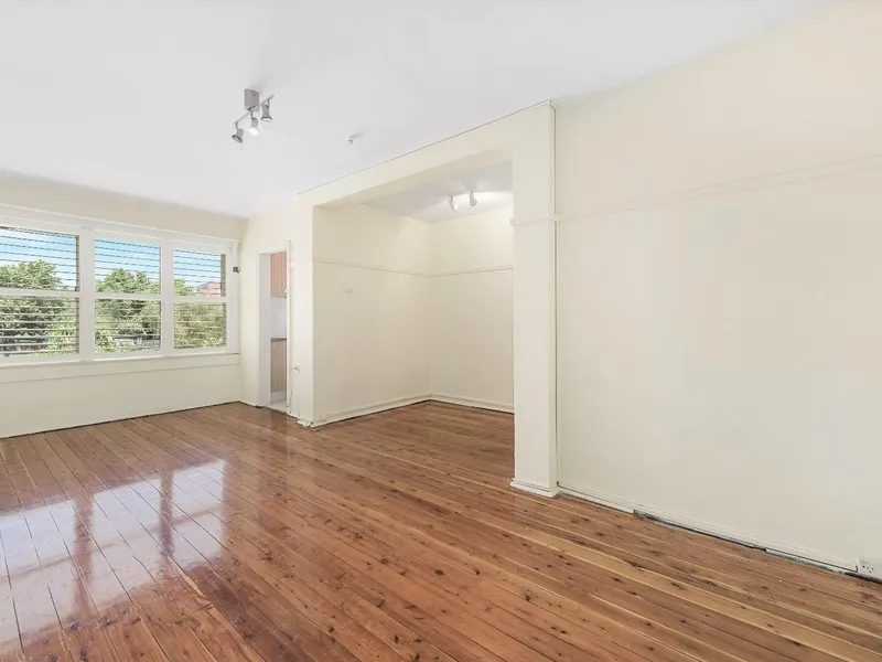 Spacious Art-Deco Studio